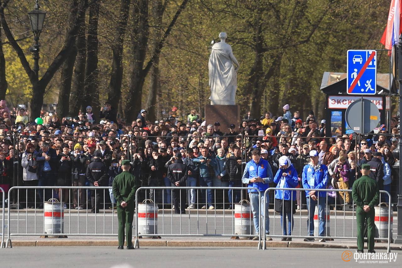 Петербуржцы, несмотря на перекрытия, пришли посмотреть парад Победы