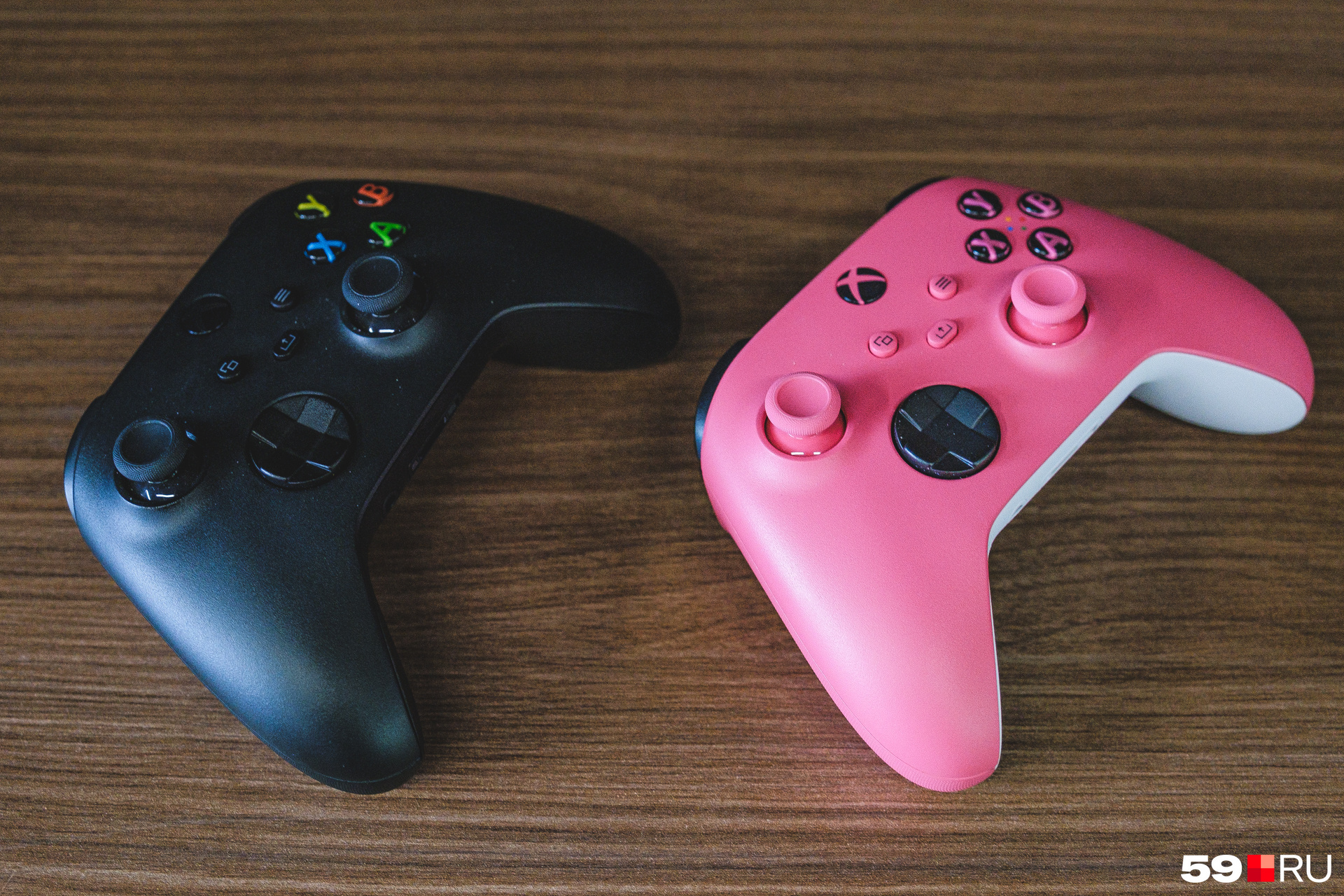 Сотрудники приходят на работу пораньше, чтобы поиграть в X-box. Их цвета — не для девочек и мальчиков, это фирменные цвета компании Сотрудники приходят на работу пораньше, чтобы поиграть в X-box. Их цвета — не для девочек и мальчиков, это фирменные цвета компании