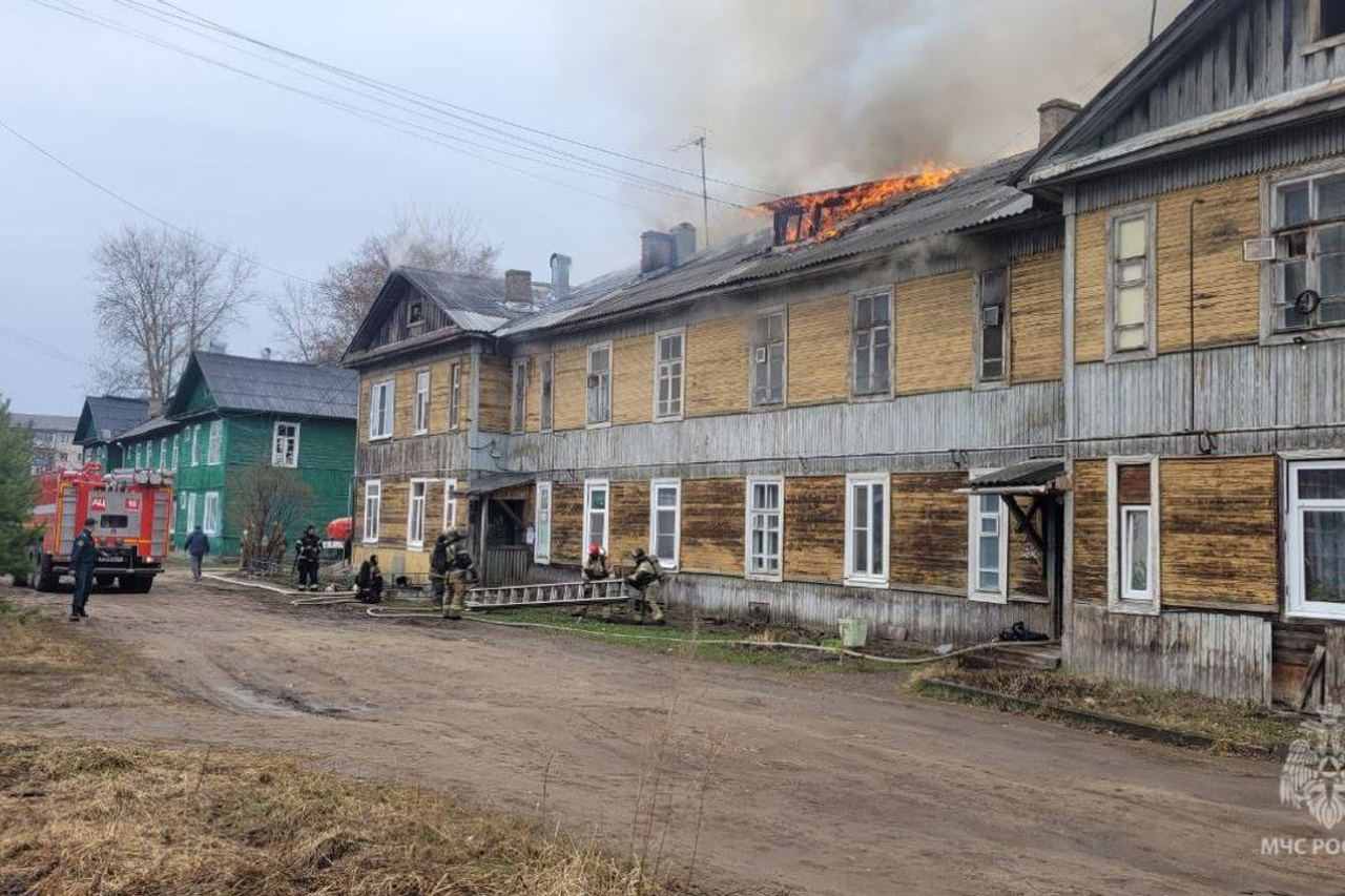 Загорающие девушки на крышах домов