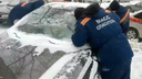 Двухлетний ребенок застрял в закрытом автомобиле в Новосибирске — видео спасательной операции