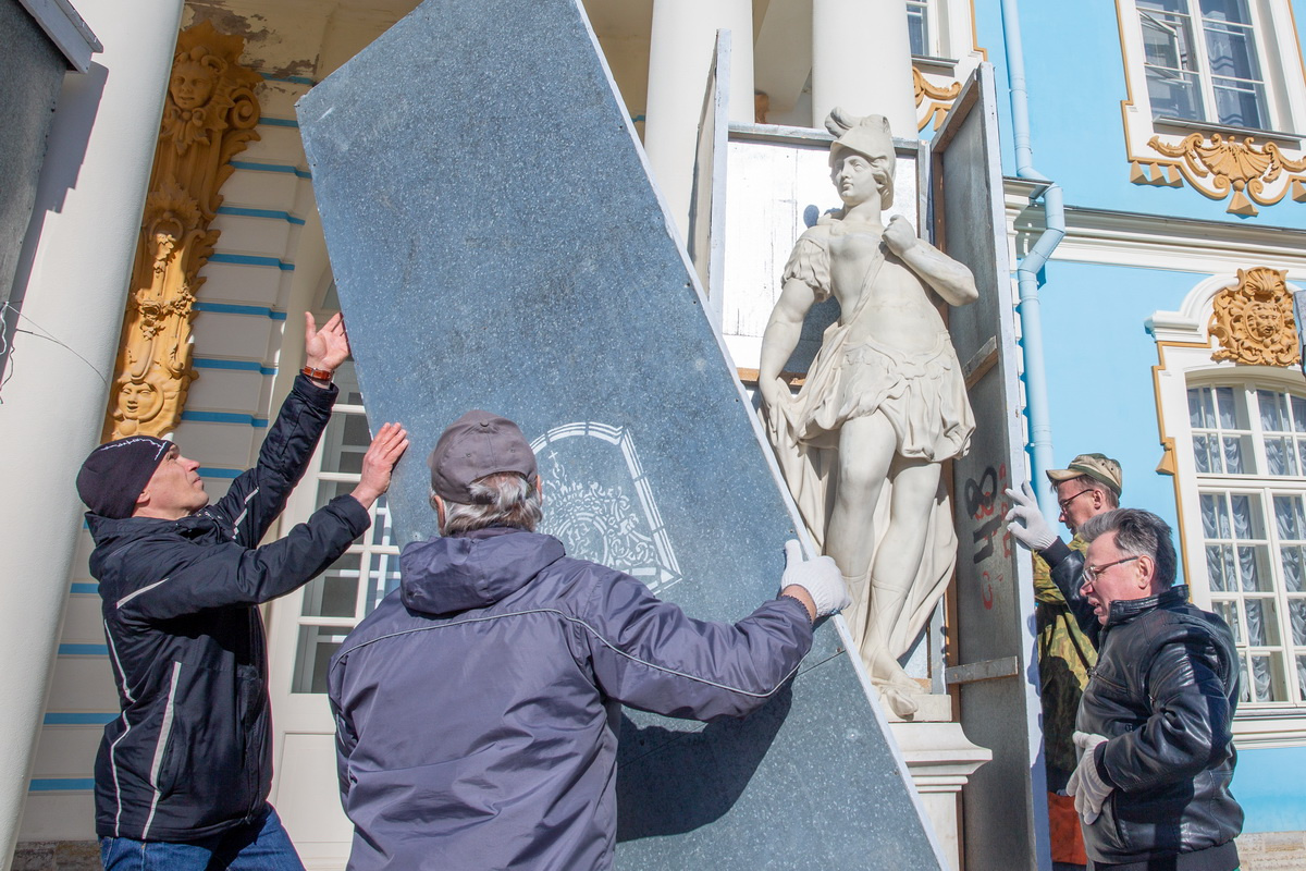 В Царском Селе сняли деревянные короба со статуй XVIII века на Эрмитажной  аллее Екатерининского парка - 11 апреля 2024 - ФОНТАНКА.ру