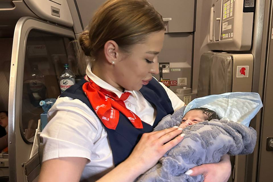 На борту «Уральских авиалиний» родилась девочка. Сможет ли она теперь летать бесплатно?