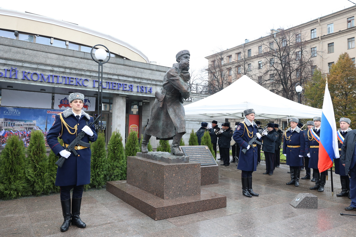 В Петербурге открыли памятник погибшим в годы блокады милиционерам. Прототипом стал участковый, спасший ребёнка