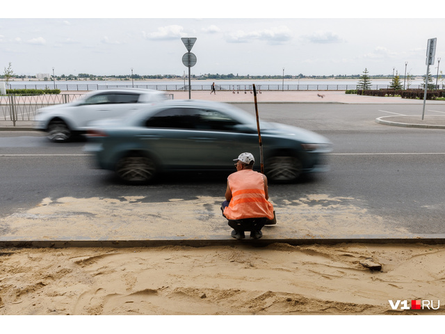 В Волгограде строят тротуар на Нулевой Продольной - 26 июля 2023 - v1.ru