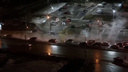 Прорыв магистральной теплосети: в Новосибирске затопило дорогу на Ипподромской — видео