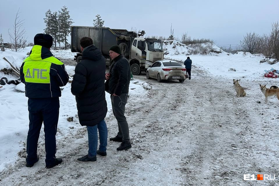В Екатеринбурге водитель самосвала наехал на общественника и прокатил его на бампере: видео