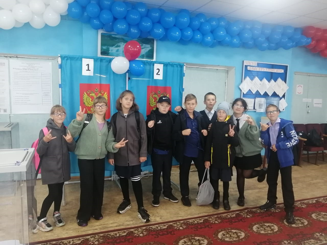 Школьники пришли на избирательный участок <nobr class="_">№ 501</nobr> Кочковского района на экскурсию