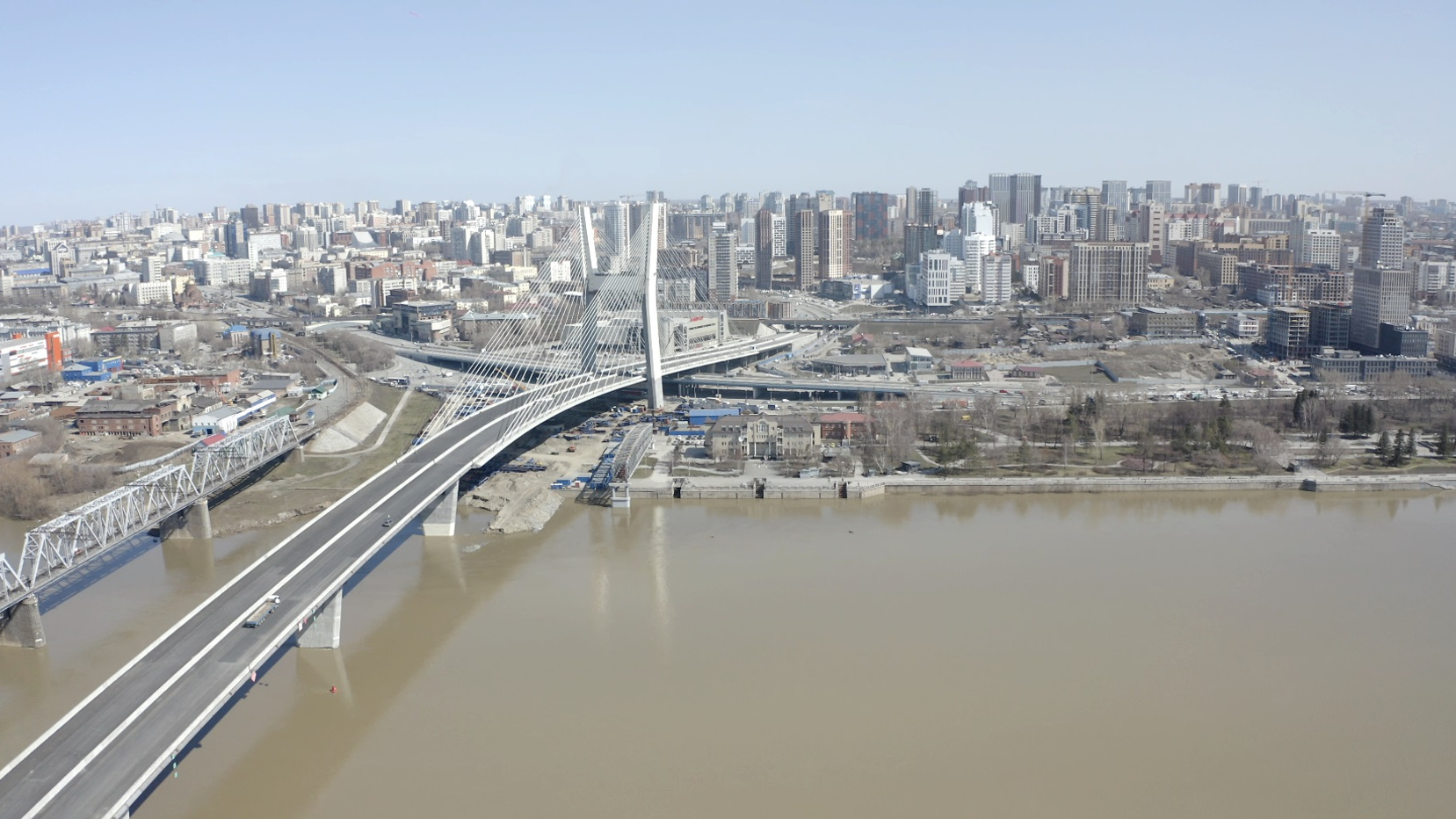 Еще полтора года смотреть на стройку: как сейчас с высоты выглядит четвертый мост в Новосибирске