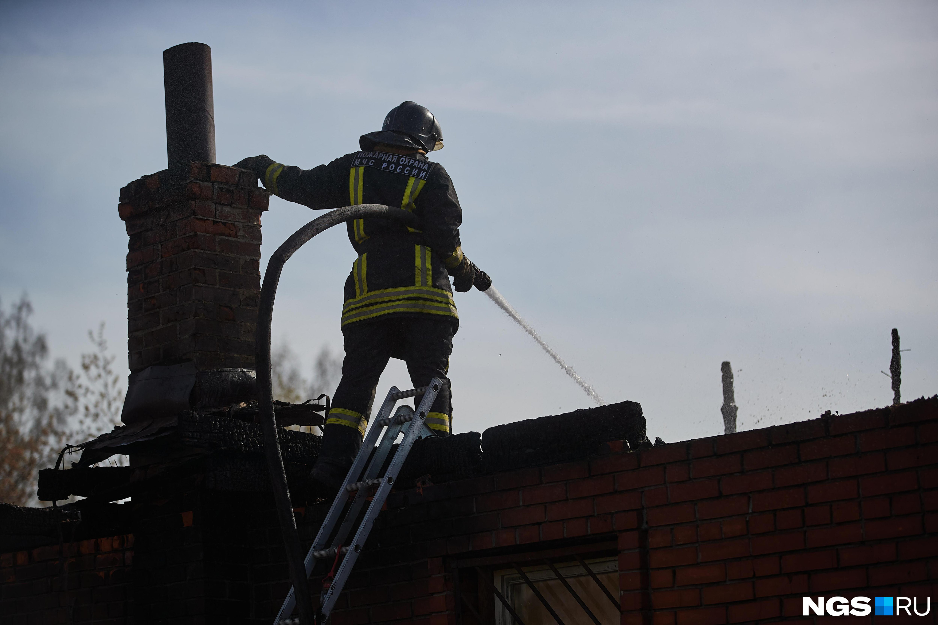 Суд в Кузбассе наказал мать, которая оставила троих детей дома одних — они погибли на пожаре