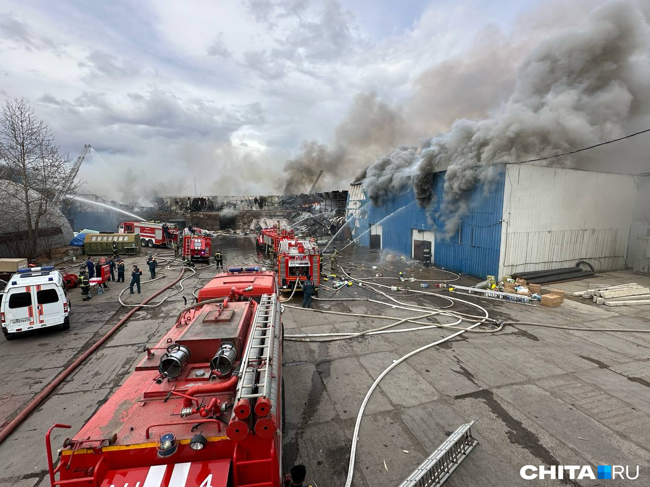 Обрушилась часть фасада здания горящих складов в Чите