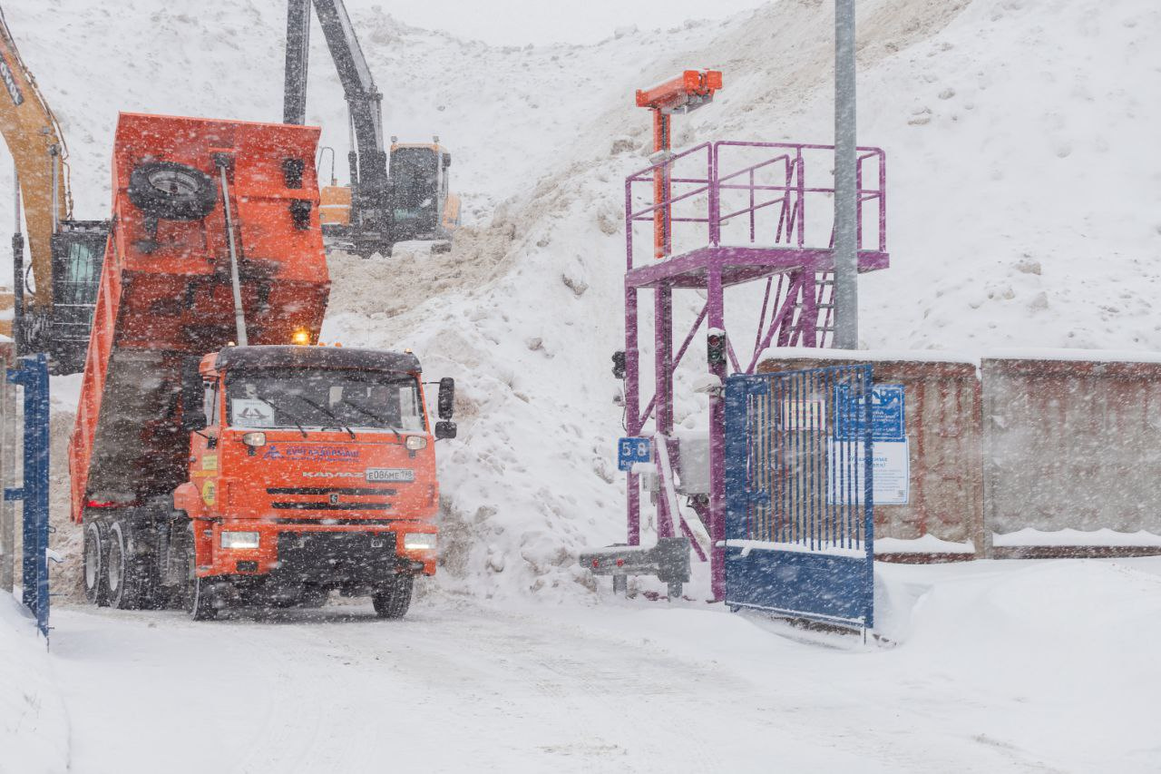 «Снежные» пункты Петербурга приняли 2-миллионный кубометр снега этой зимой