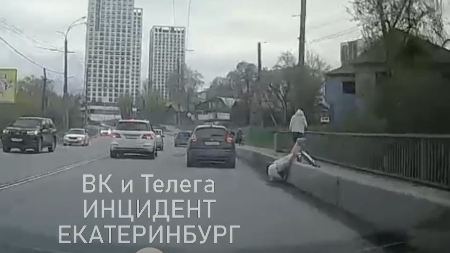 Видео, от которого замирает сердце. В Екатеринбурге самокатчица упала под колеса автомобилей