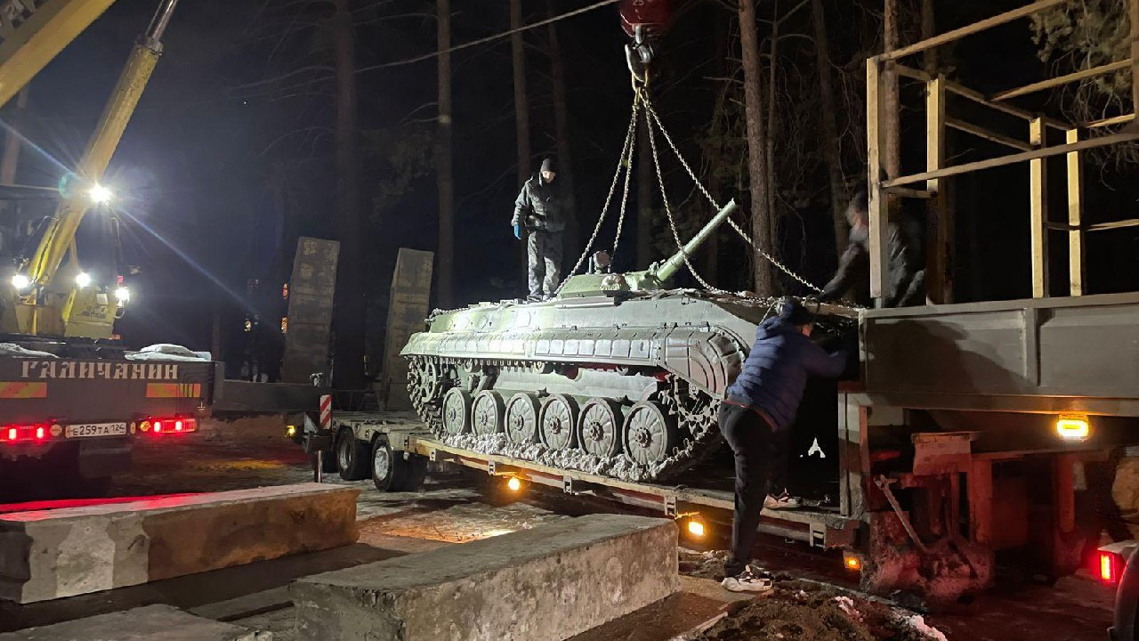 «Мамочки надеялись, а они танк приперли»: в Назарове на месте обещанной детской площадки установили БМП