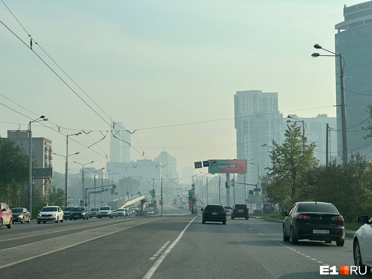 «Дышать нечем, всё в дыму». Екатеринбург накрыли мгла и запах гари из-за лесных пожаров