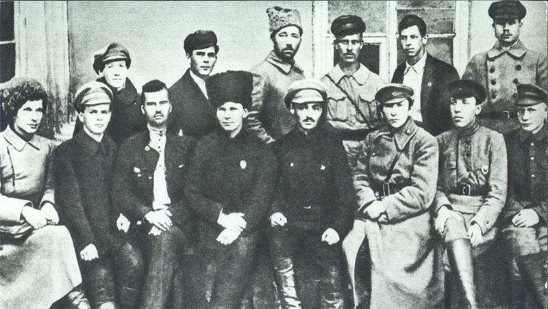 На этом фото Ярослав сидит на первом ряду третьим справа, рядом с коллегами из Иркутска. Этот город тоже для него много значит
