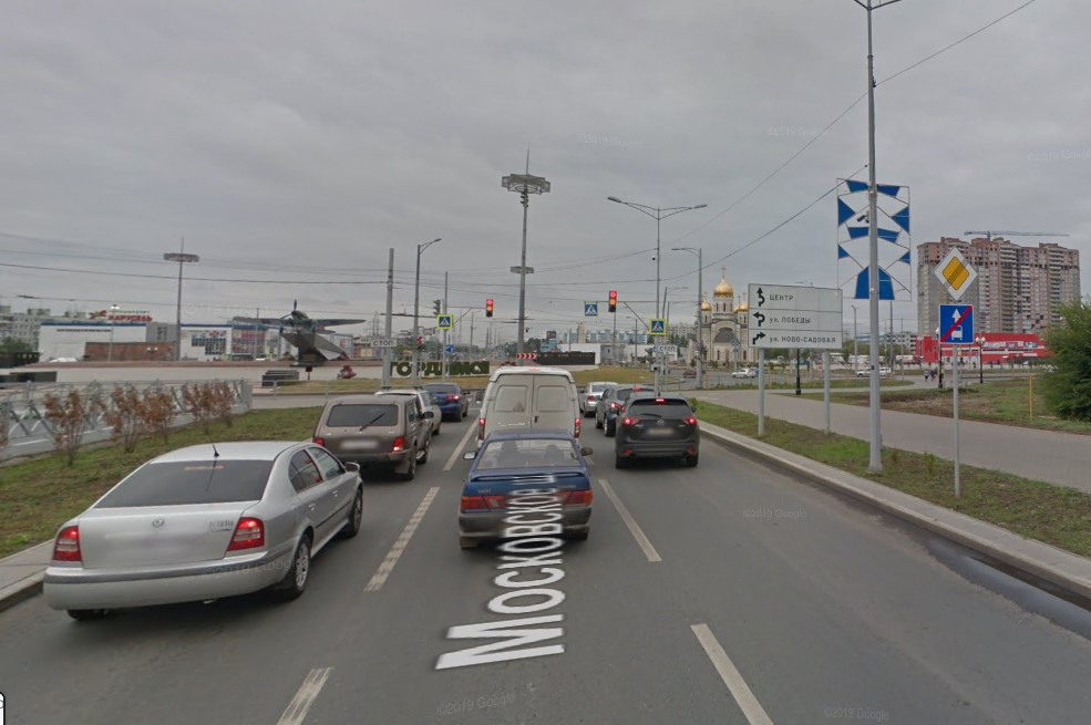 Чуть раньше на Московском шоссе стоит знак «Конец главной дороги», чтобы ситуация была однозначной