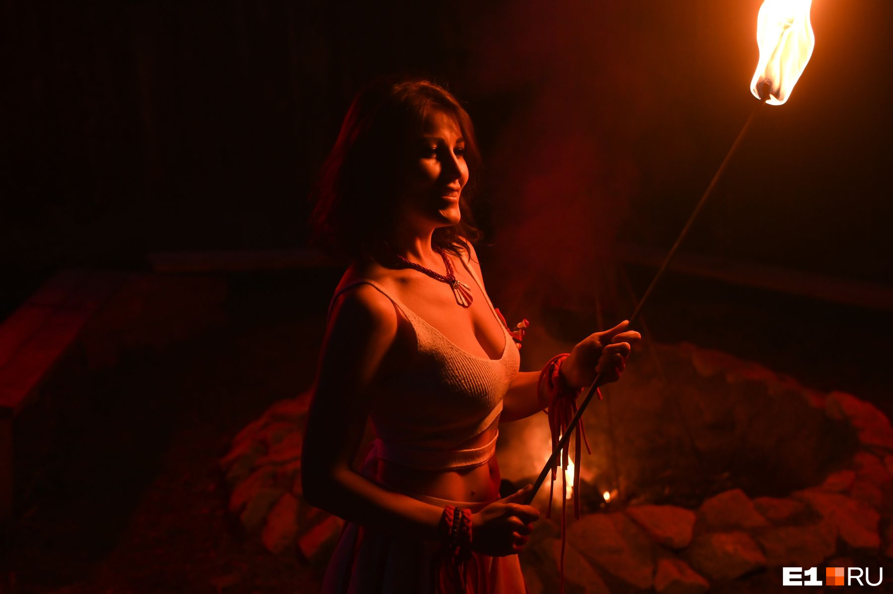 Уральские красотки устроили огненный шабаш на берегу озера: чарующий фоторепортаж