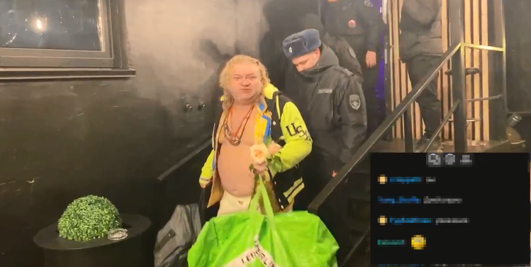 Концерт Санбоя в Петербурге прервала полиция. Эксцентричного музыканта обещали вернуть зрителям после беседы