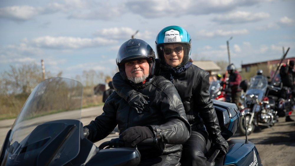 Сергей и Анна Цивилевы прокатились по дорогам Кузбасса на трицикле — в честь чего