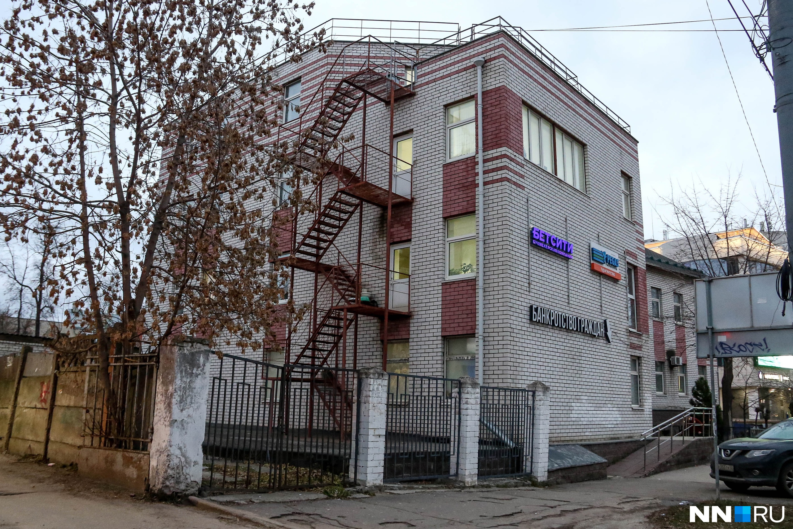 Здание около ТЦ «Шоколад» Здание около ТЦ «Шоколад»