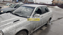 Разбил топором: неизвестный разгромил автомобиль в новосибирском поселке — видео