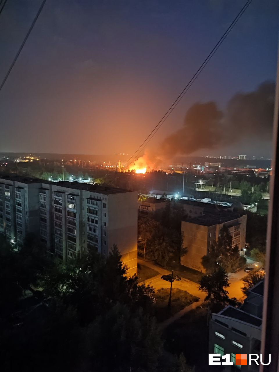 «Звуки взрывов все сильнее». В Екатеринбурге вспыхнул мощный пожар: видео