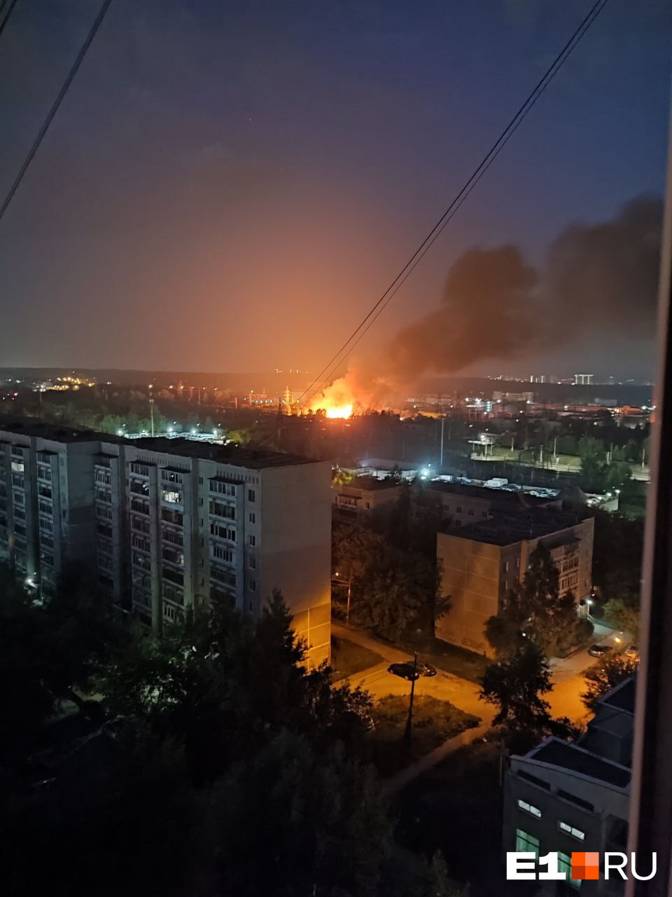 «Звуки взрывов все сильнее». В Екатеринбурге вспыхнул мощный пожар: видео