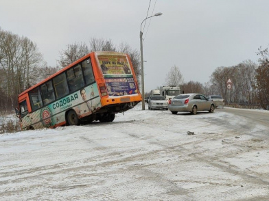 В Барнауле автобус улетел в кювет после столкновения с легковушкой – пострадал ребенок