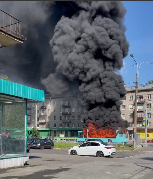 Пламя полностью охватило автобус на Ланском, чёрный дым виден из соседних районов