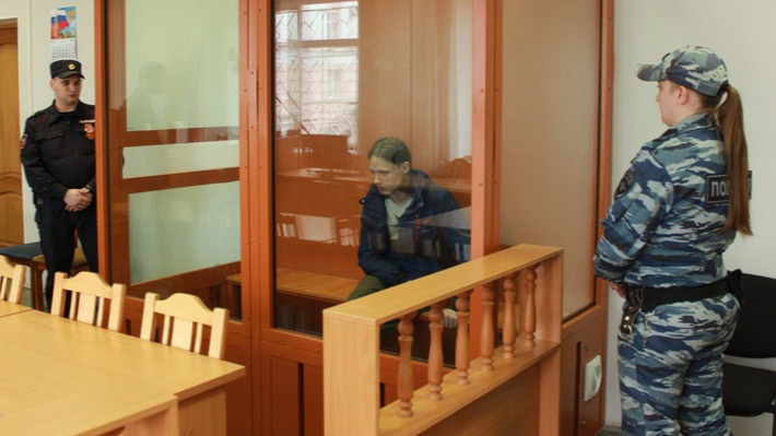 Школьница из Архангельска родила в туалете. Как выглядит отец ребенка — его сфотографировали в суде