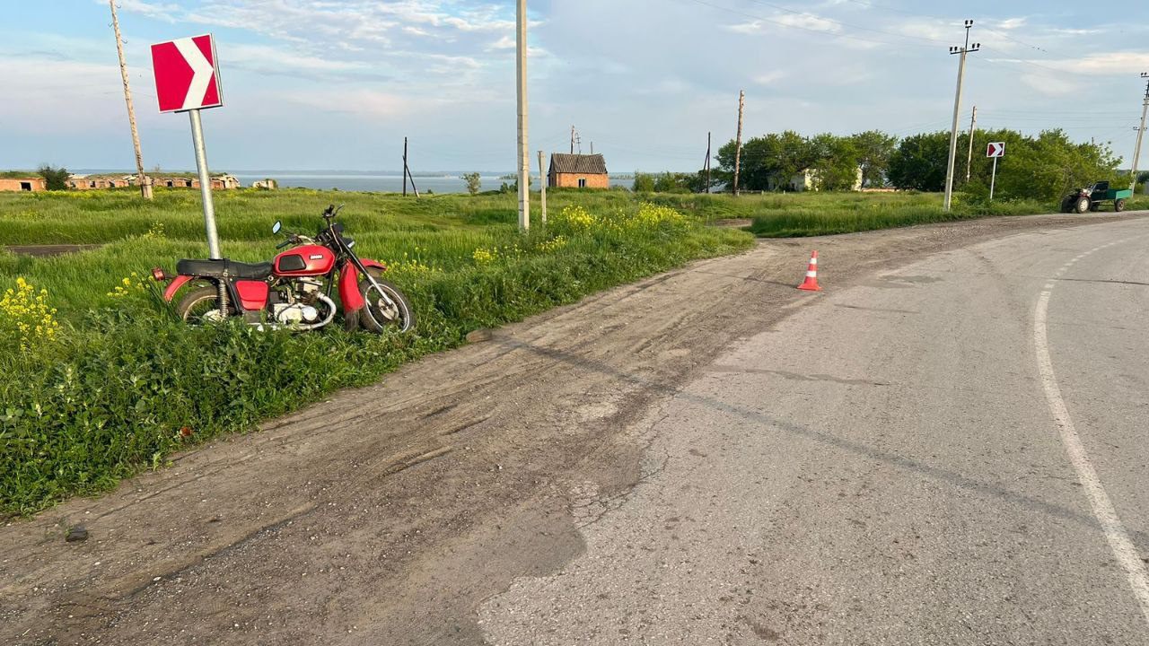 «Не справился с управлением»: мотоциклист разбился на дороге под Новосибирском