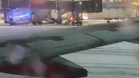 «Приехала скорая». Самолет, летевший из Москвы, застрял на посадочной полосе в Уфе: видео