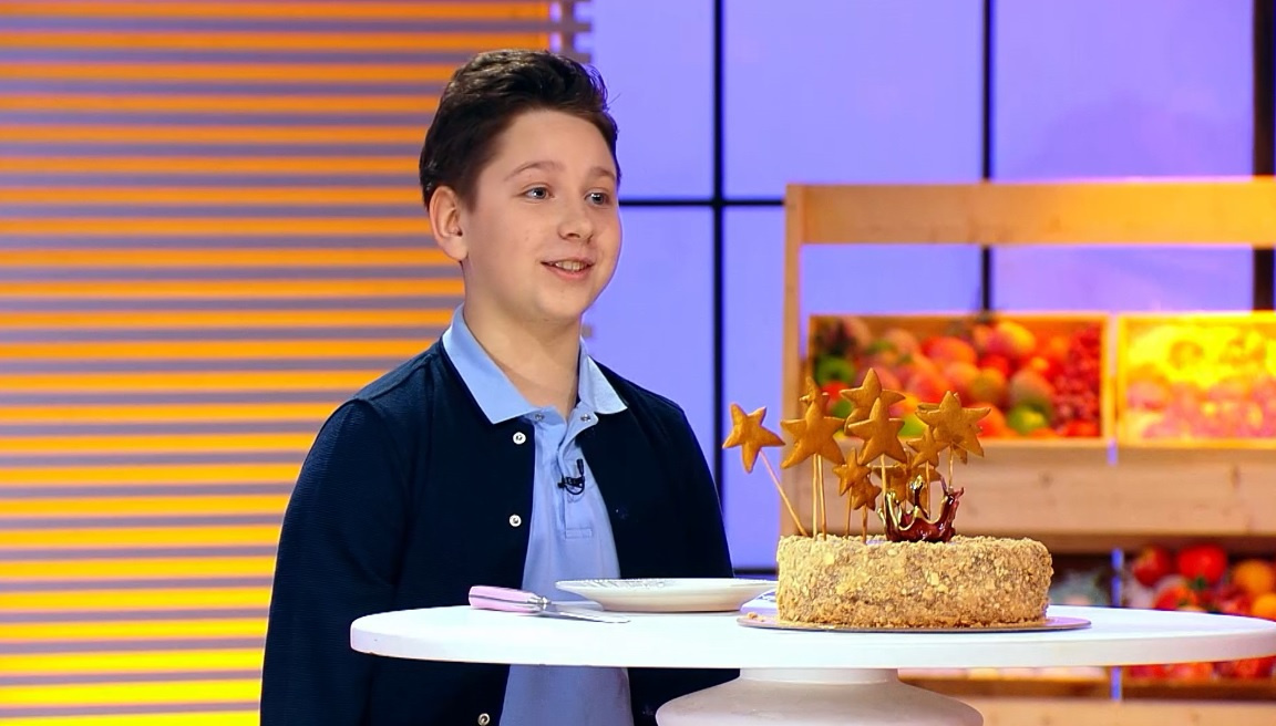 «Всё было понятно по разрезу»: школьник из Новокузнецка попал на шоу «Кондитер.Дети» — какой торт он принес Агзамову