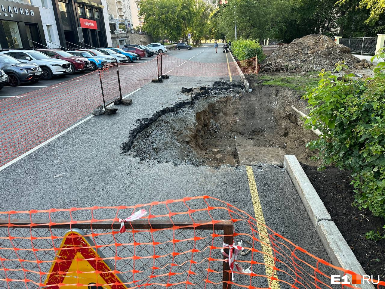 «Мало вам позорной улицы Малышева?» В центре Екатеринбурга отремонтировали дорогу — и тут же раскурочили ее