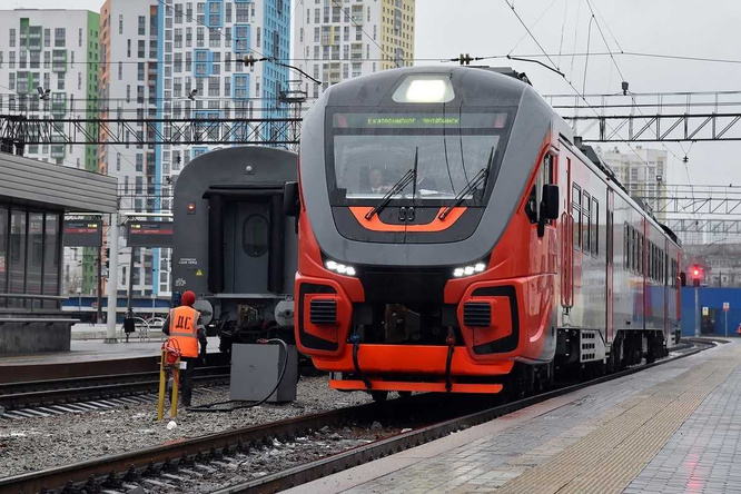 Четыре часа в аду стоя: почему пассажиры электричек Екатеринбург — Челябинск вынуждены ездить как в трамвае