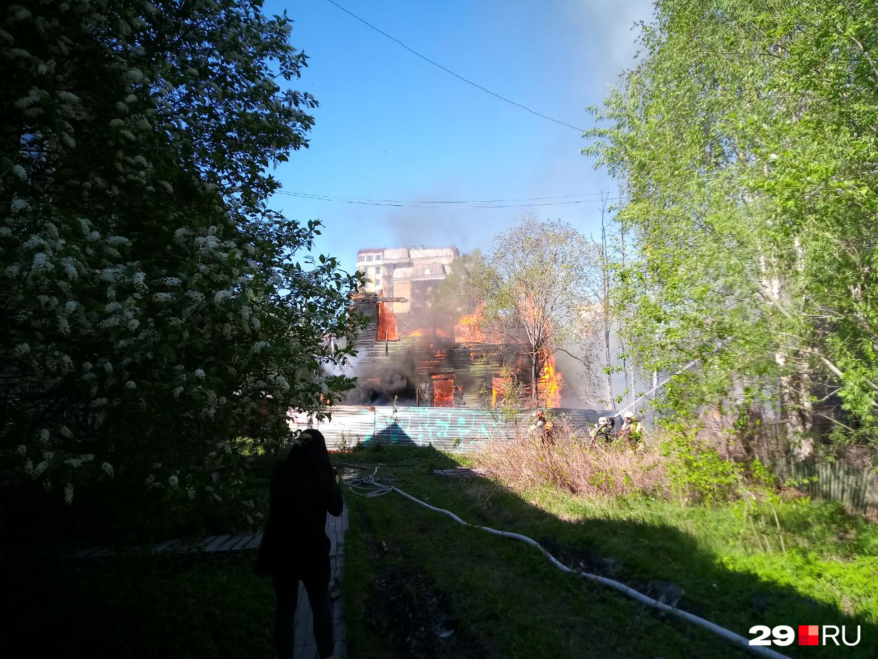 Минимум один из домов пламя охватило полностью