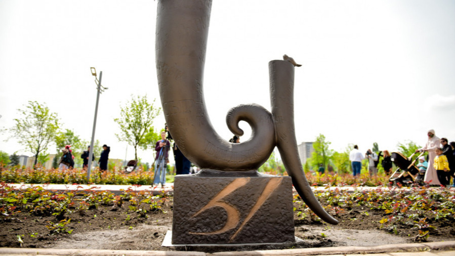 Ы-ы-ы-ы! Житель Екатеринбурга создал необычную скульптуру в честь гласной буквы