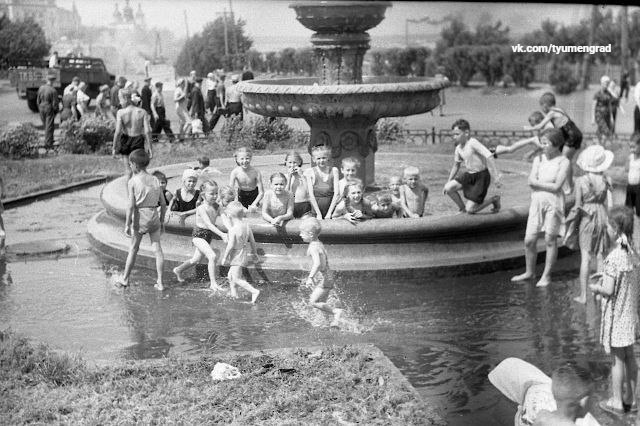 Середина июня 1957 года. Радостно бегают дети в фонтане у краеведческого музея (сейчас — музей «Городская дума»)