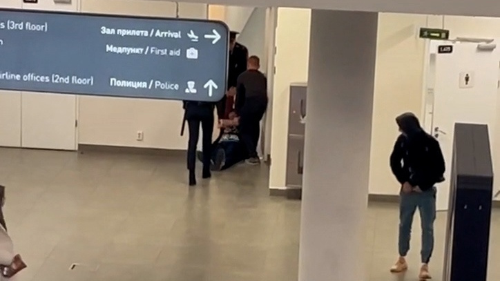Пассажир устроил дебош в Курумоче. Полицейским пришлось уволакивать его из зала аэропорта