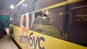 Новый желтый автобус приехал в Ярославль с разбитым стеклом