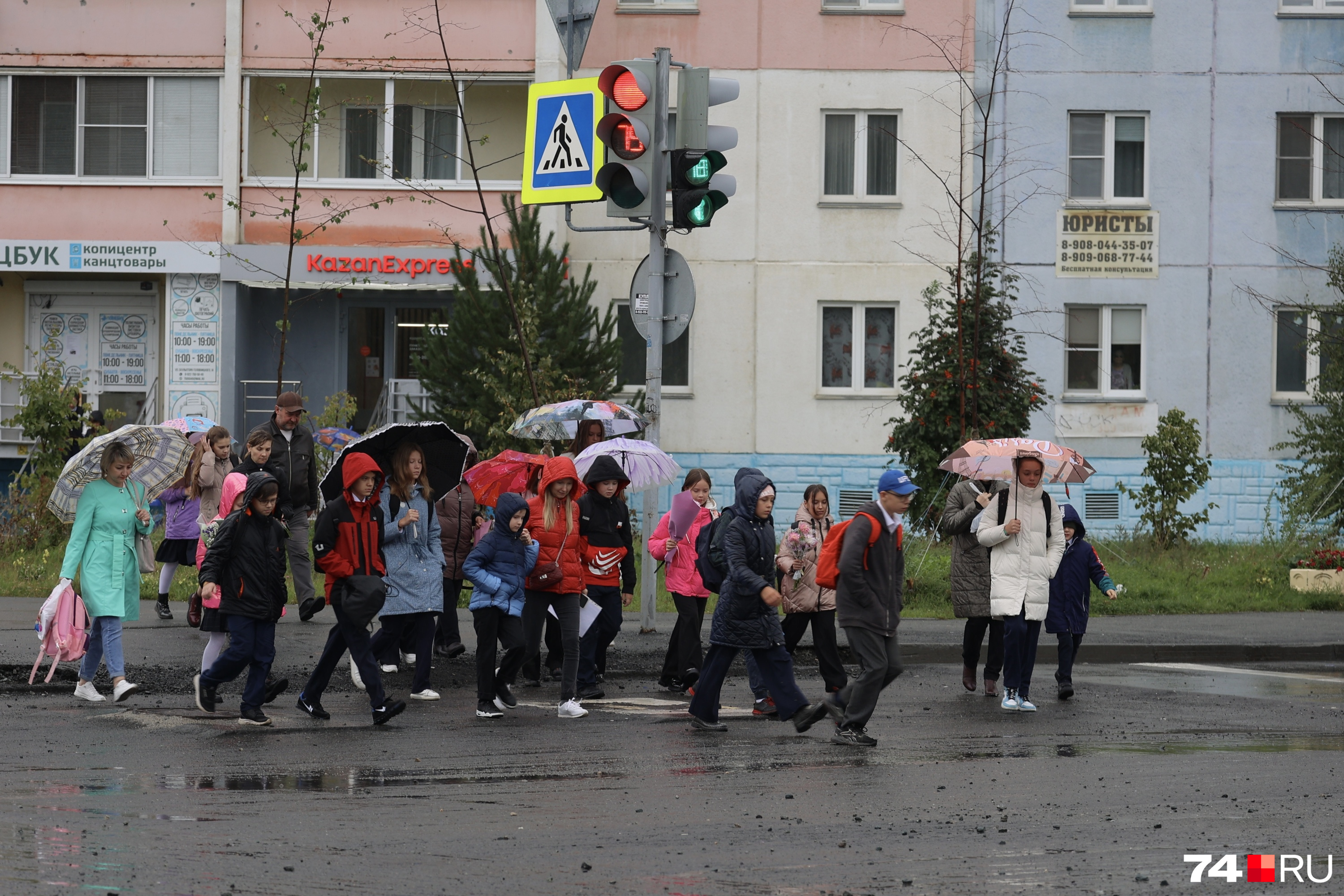 Школьники спешат <nobr class="_">к ОЦ № 5</nobr>