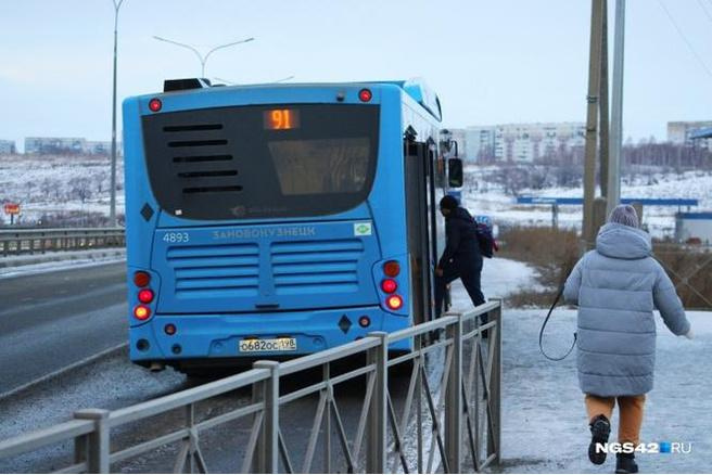 Опять зима? В Новокузнецке выпал снег — движение автобусов частично парализовано