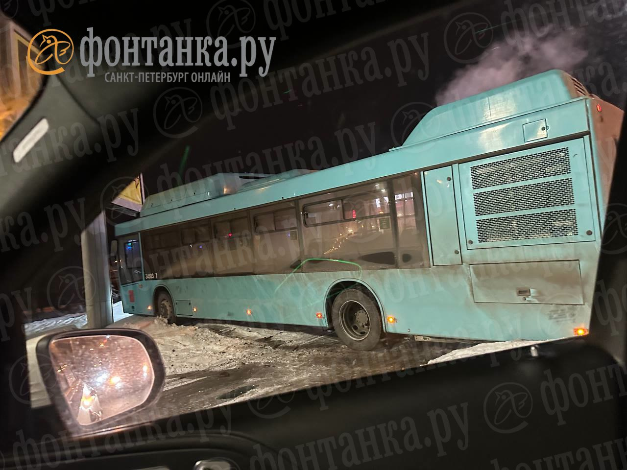 Лазурный автобус съехал с дороги в Сестрорецке. Его подрезали