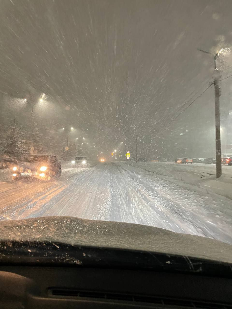 Машины утопают в снегу, на трассах — гигантские пробки. Рассказываем о непогоде в режиме онлайн