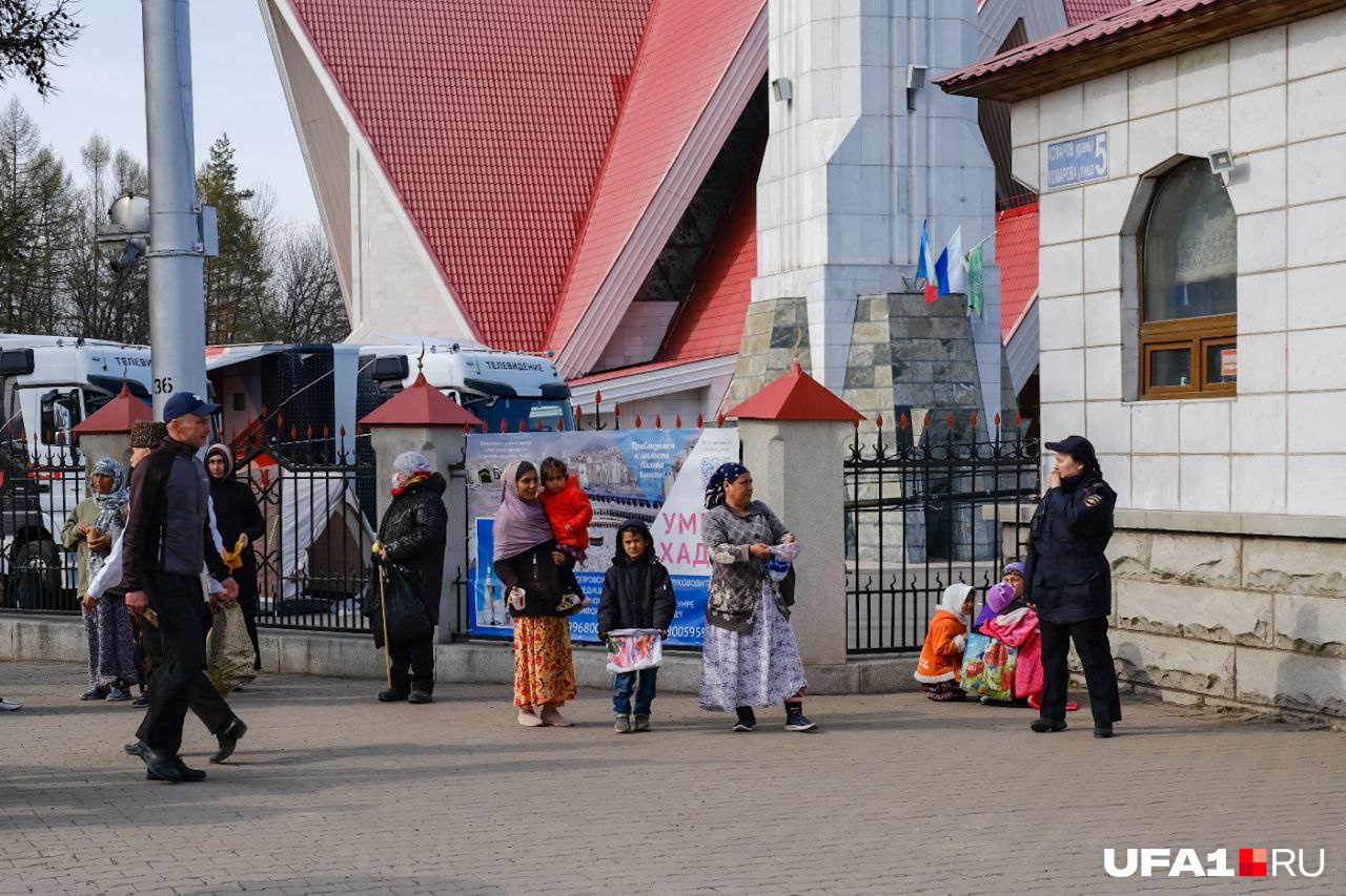 У входа стояло много людей, которые занимались попрошайничеством