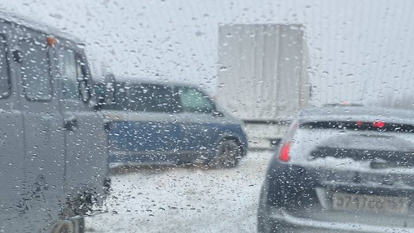 Буксующие фуры, пробки и пункты обогрева: как справлялись со снегопадом на трассе М-4