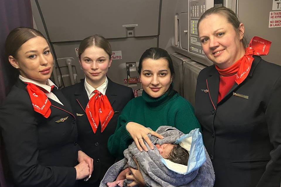 «Пассажиры собрали приданое»: в небе на борту «Уральских авиалиний» родилась девочка
