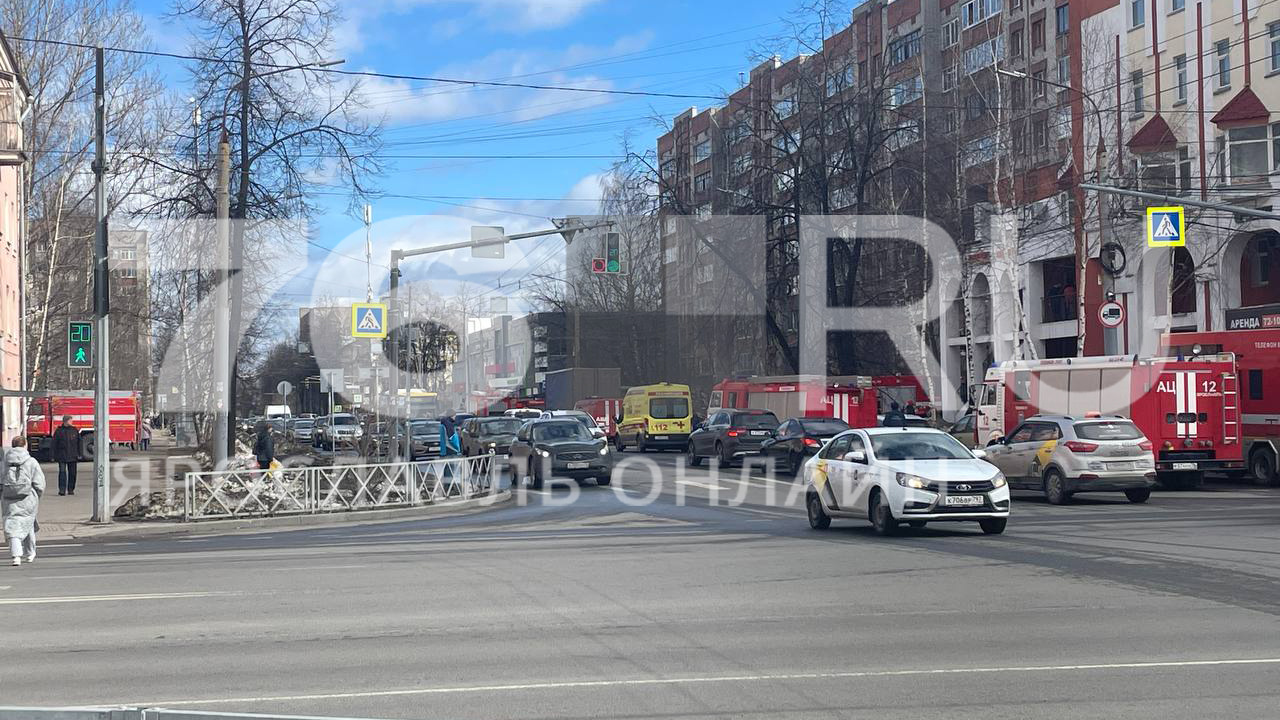 Десятки людей эвакуировали на улицу. В Ярославле загорелся бизнес-центр. Видео