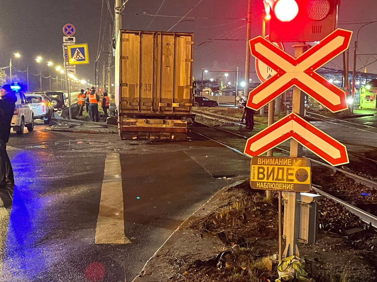 Фура столкнулась с тепловозом на железнодорожном переезде в Автово в  Петербурге, фото ДТП - 9 ноября 2023 - ФОНТАНКА.ру