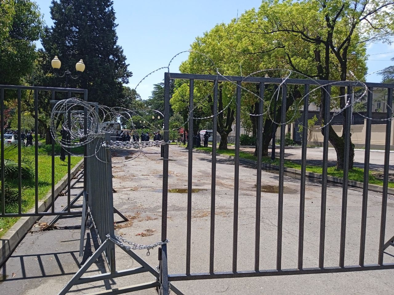 Проход к президентскому дворцу закрыт со всех сторон